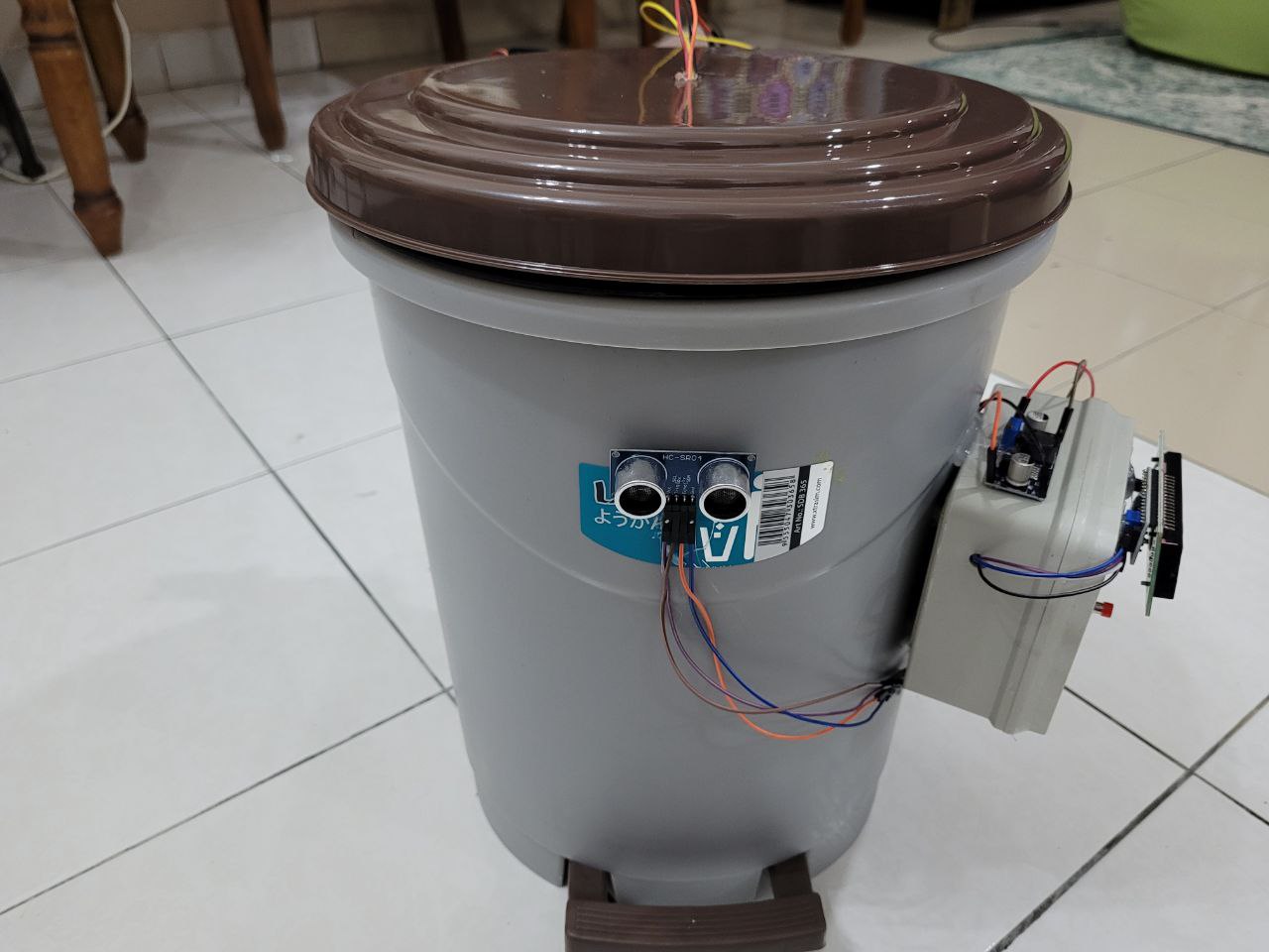 Automatic Trash Can With Counter